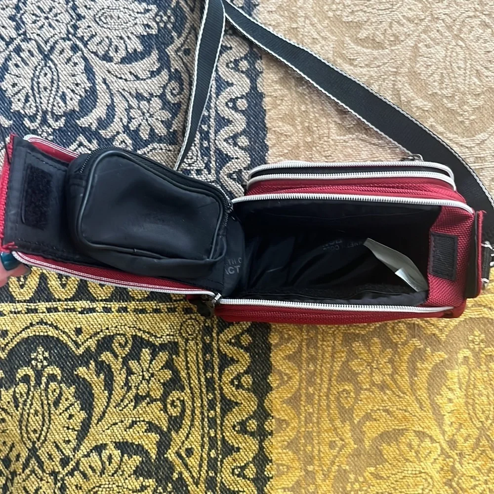 Kenneth Cole camera bag 🖤 - Picture 6 of 8